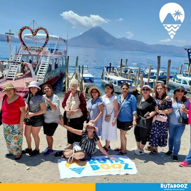 Grupo de viajeros RUTABOOZ en el Lago Atitlán, Guatemala