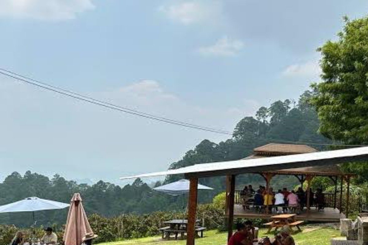 Restaurante del Ecoparque El Durazno con vista a la laguna