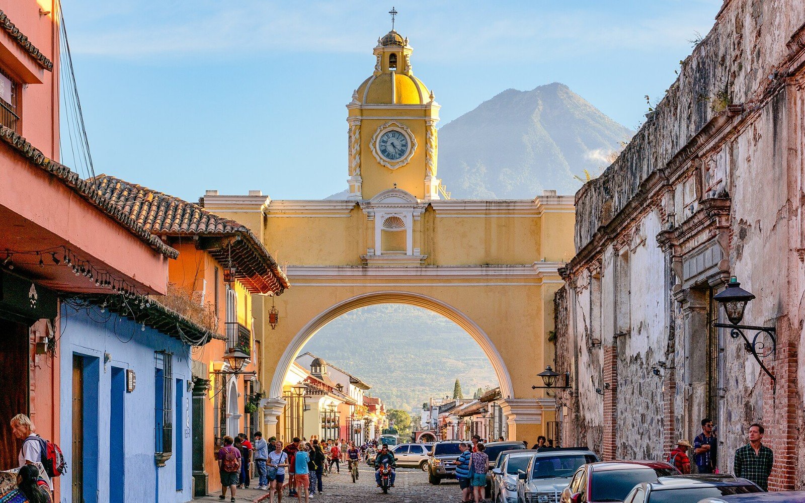 Guatemala – Arco de Santa Catalina y volcán