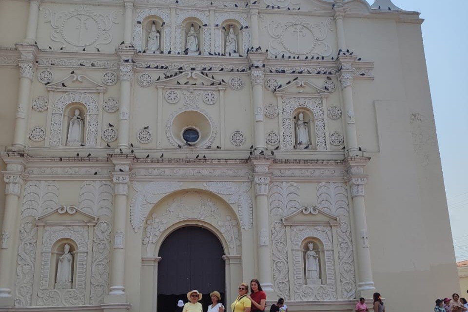 Catedral de Comayagua con palomas