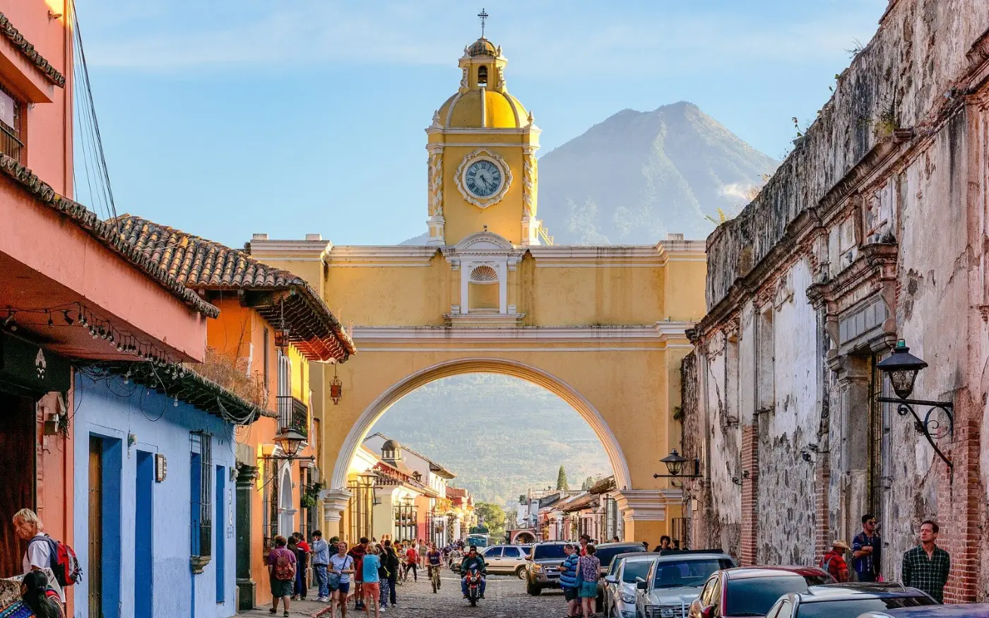 Guatemala – Arco de Santa Catalina y volcán